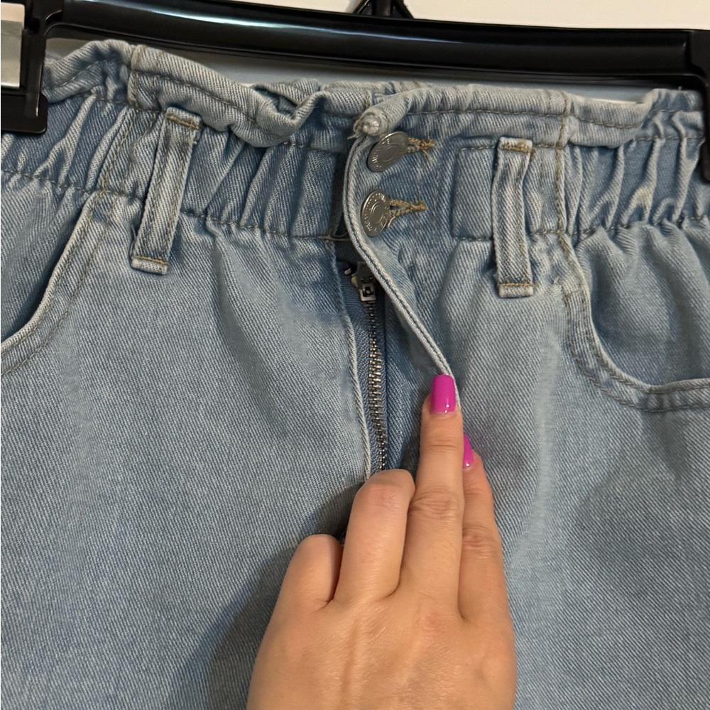 Light Medium WashDenim High-Waisted Stretch Women Jean Shorts - Picture 5 of 7